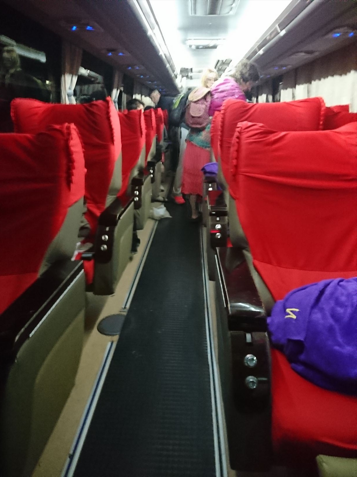 ヤンゴンからバガンへ JJ Express VIPバスで