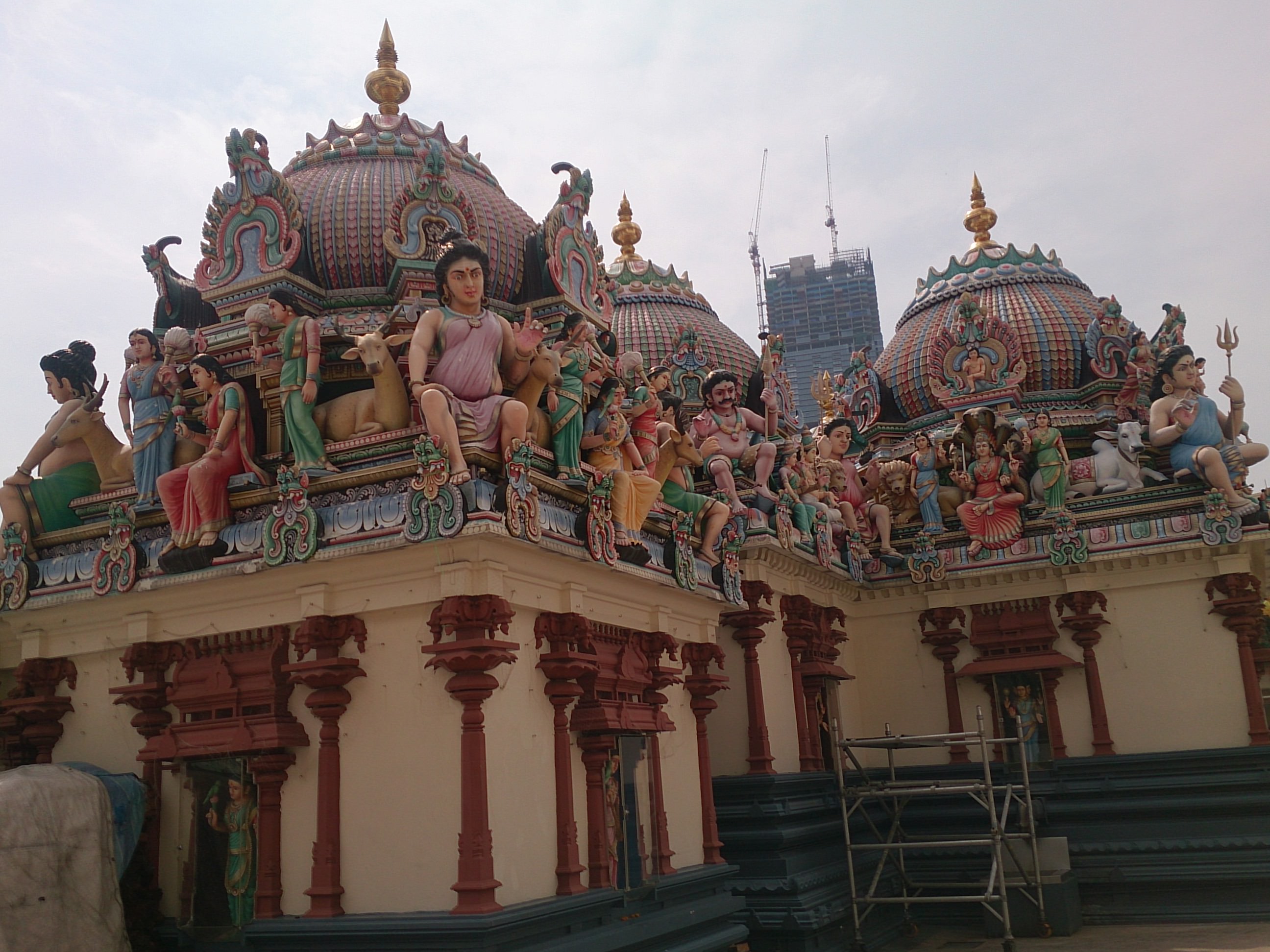 チャイナタウンのど真ん中に建つヒンドゥー寺院 スリ マリアマン寺院 Worldtravelog 海外生活 旅行日記