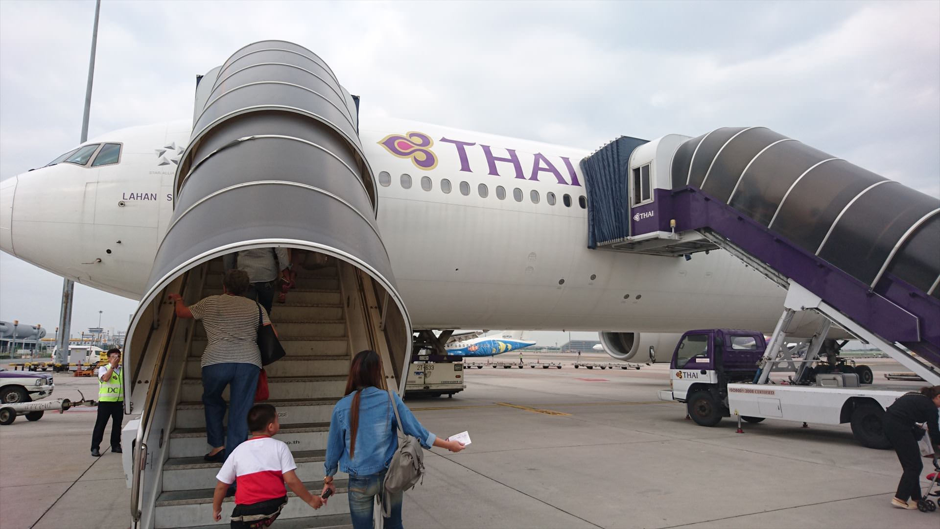 TG409 タイ国際航空B777-300 ビジネスクラス搭乗記 バンコク－シンガポール