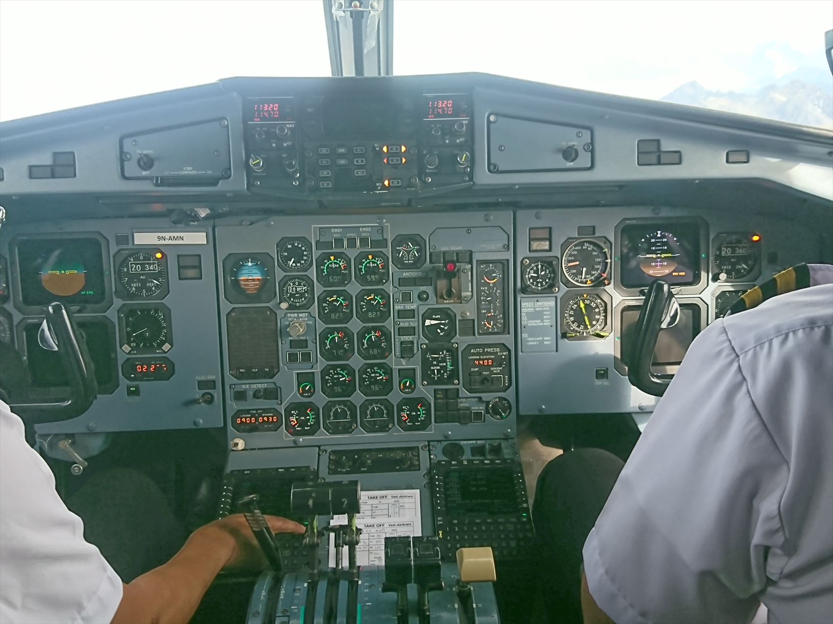 イエティ航空のマウンテンフライトでヒマラヤ山脈を遊覧飛行