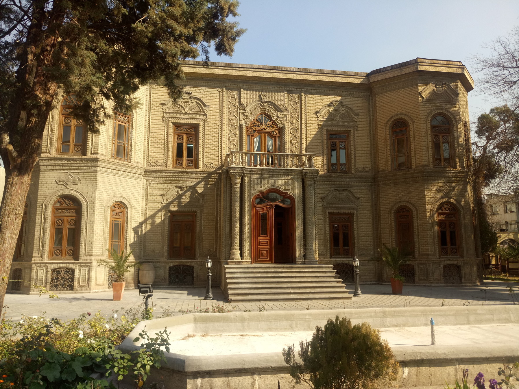 テヘランの町をぶらぶら バザール、アーブギーネ博物館（ガラス&陶磁器博物館）
