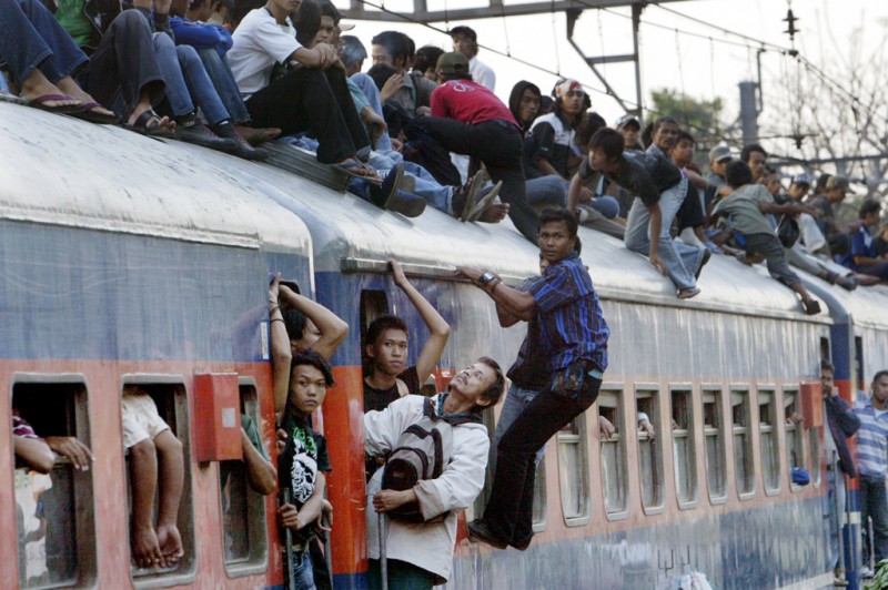 story-indonesia-train-roof-good-115230
